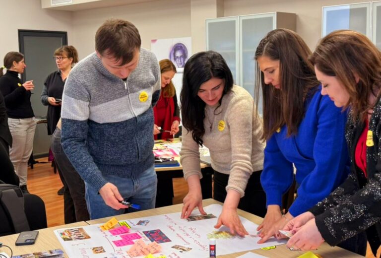 teachers working together.