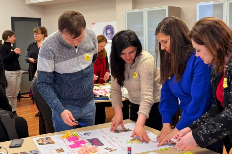 teachers working together.