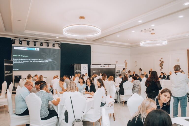 picture of people working in groups